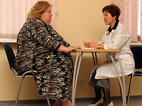 При консултация с флеболог, пациент с разширени вени, причинени от затлъстяване